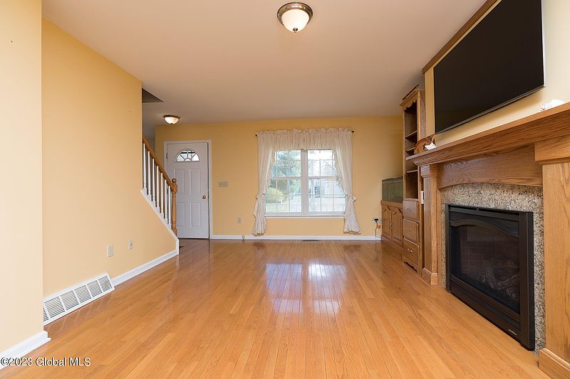 5th image of 4553 Burnett Street