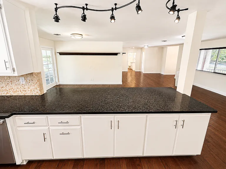 3682 Bay Ave — Photo 30