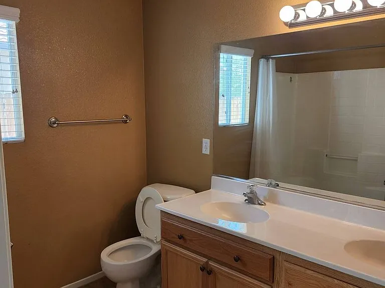 5926 Regino Ave — Photo 10