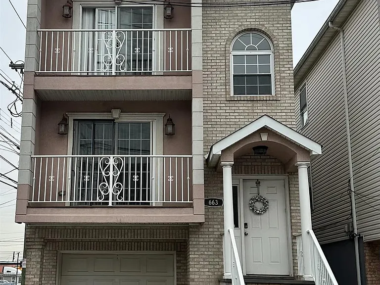 663 S Park St — Photo 1