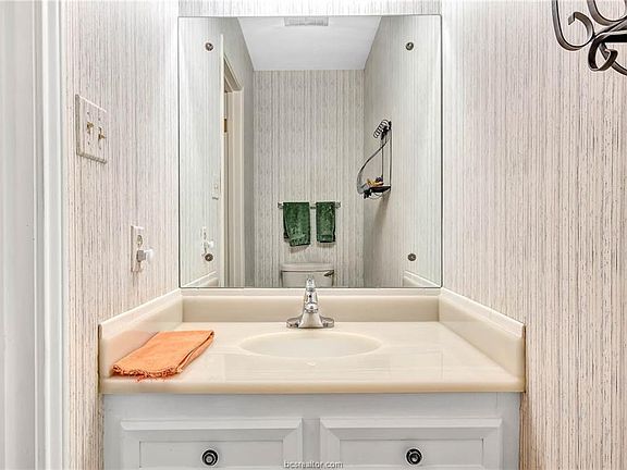 4th image of 2728 Normand Cir