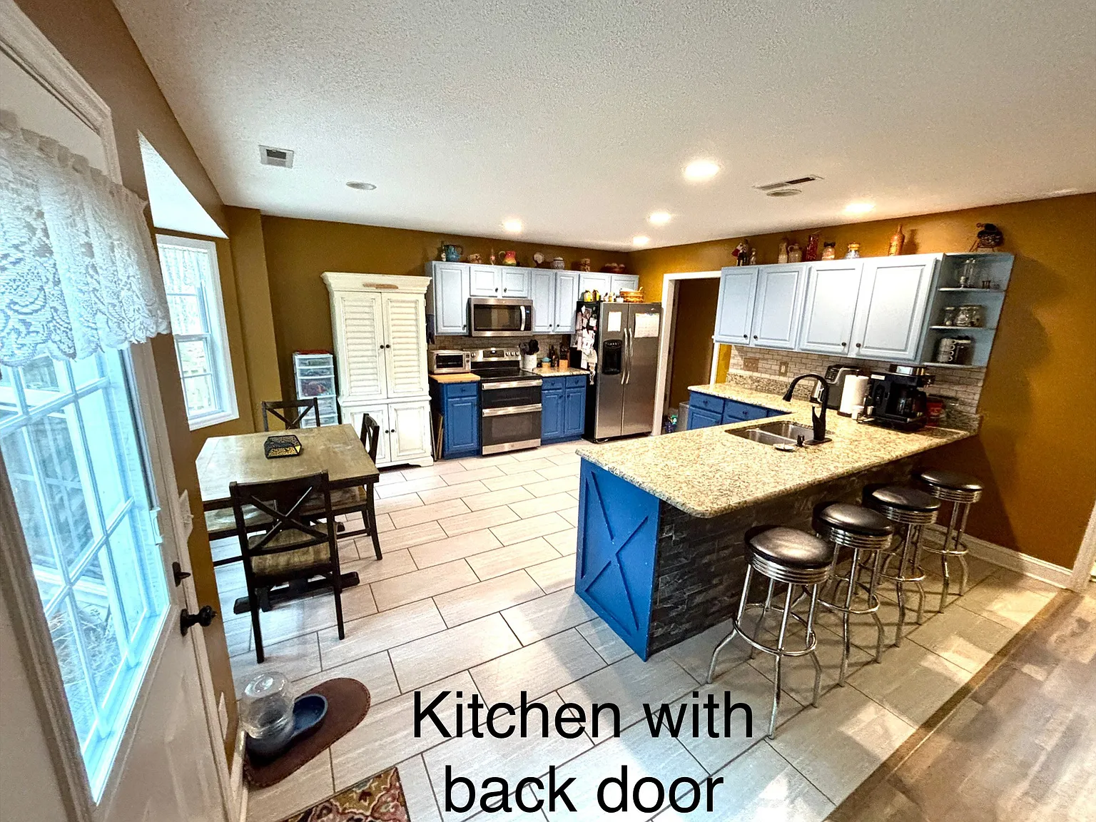 3 bed, 2400 sqft, $2,200 — Photo 4