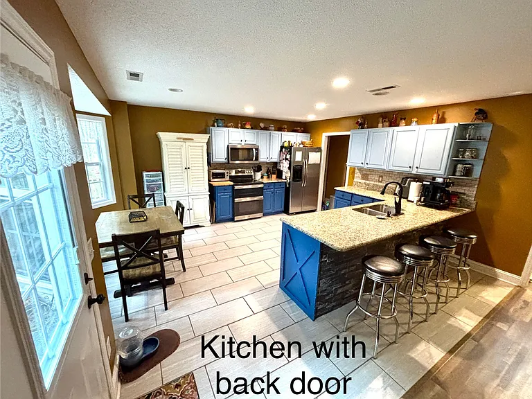 35 Harborview Dr — Photo 4