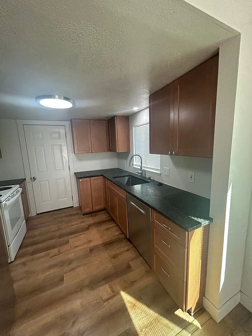 Charming 2 BR, 1 BTH + Den | Minutes from Downtown Chico & CSUC — Photo 4