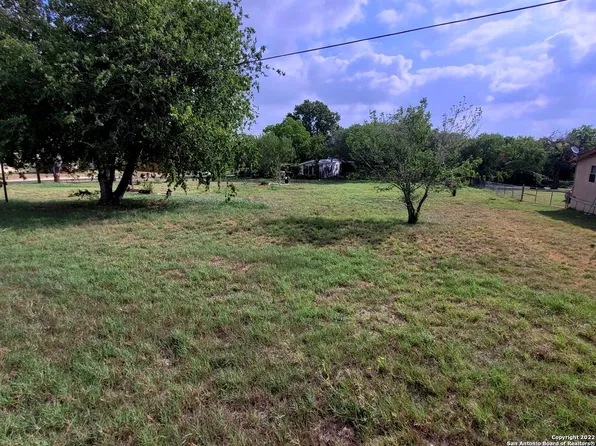 200 BLUE JAY DR LOT 1-2, Floresville, TX 78114