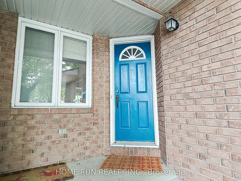 152 Thornbury Cres — Photo 2