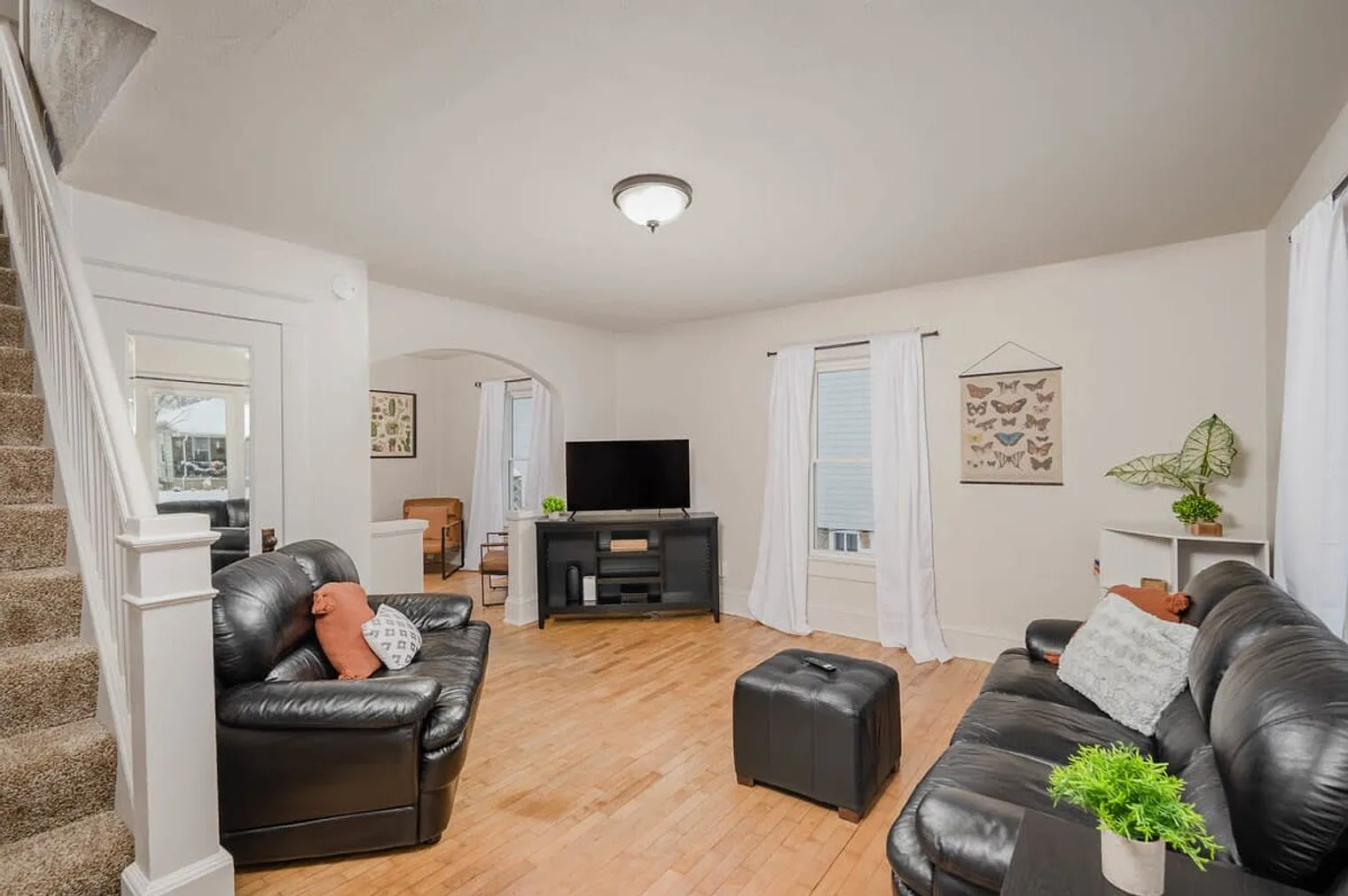 2 bed, 1.0 bath, 1097 sqft, $2,168 — Photo 1