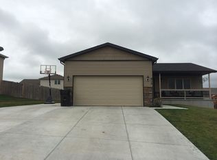 915 W 10th St, Hickman, NE 68372