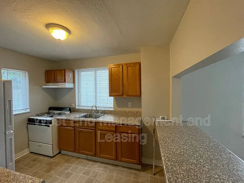2 bed, 1.0 bath, $1,395 — Photo 2