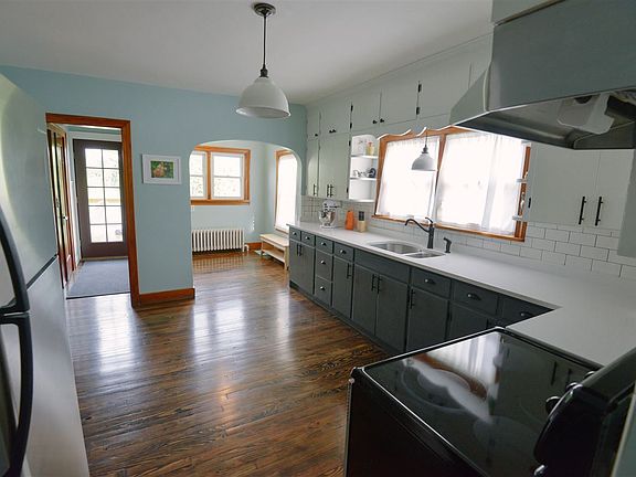 5th image of 446 Hudson Ave