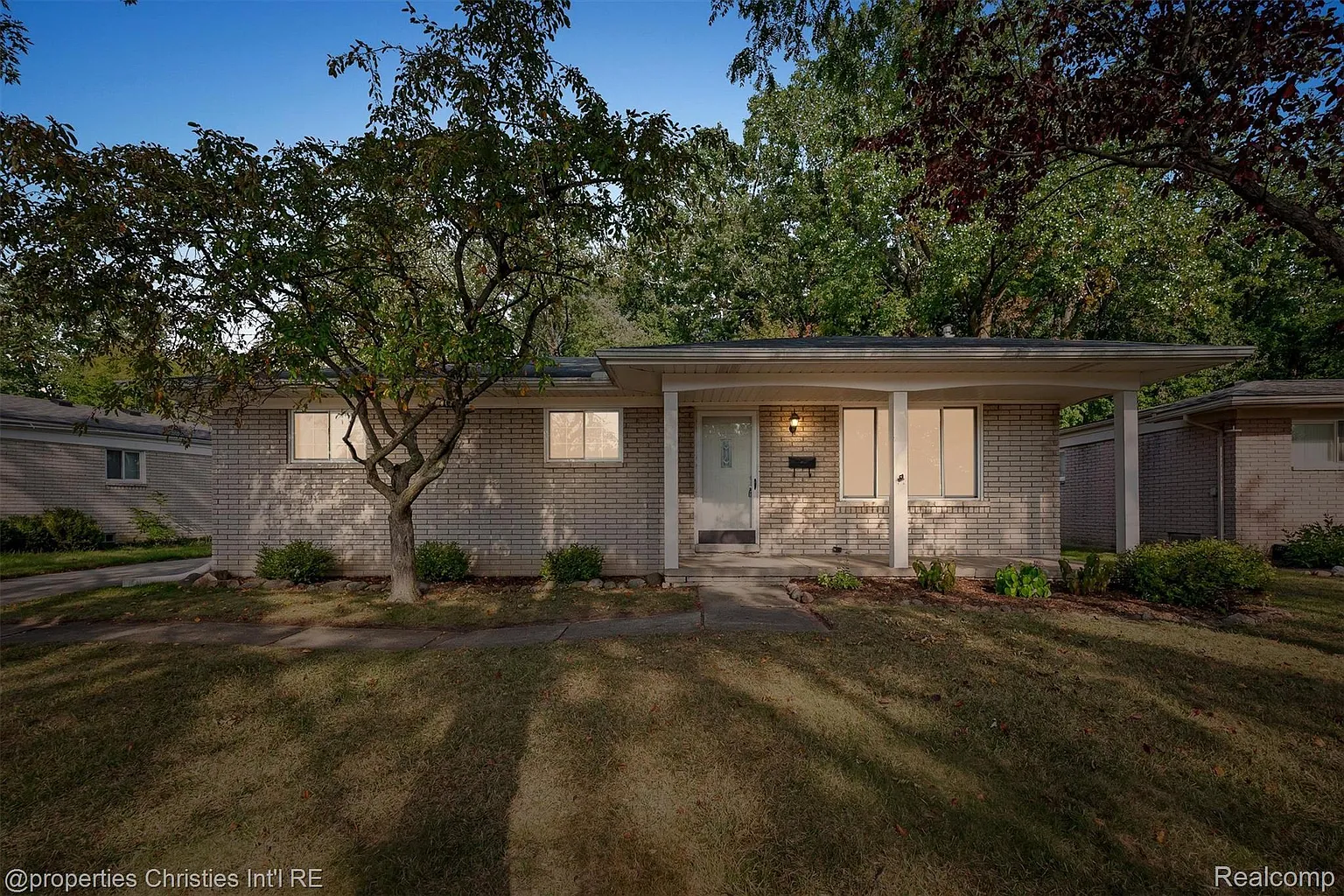 30140 Manor Dr photo 1