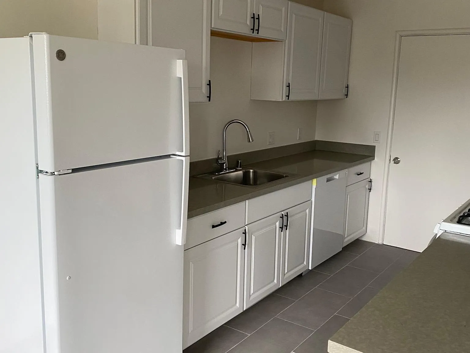 2 bed, 900 sqft, $3,200 — Photo 2