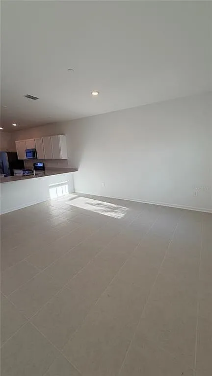 3 bed, 2.5 bath, 1615 sqft, $2,489 — Photo 2
