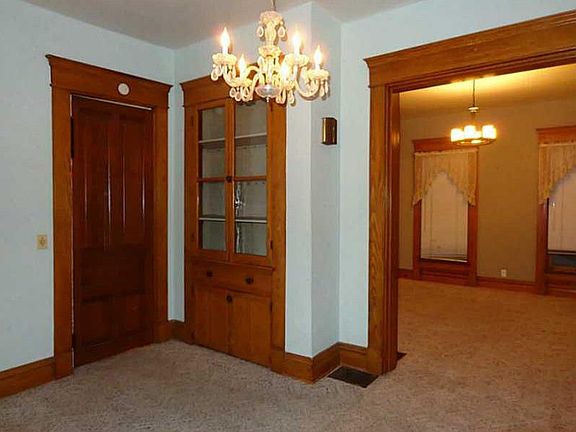 4th image of 220 E Walnut St