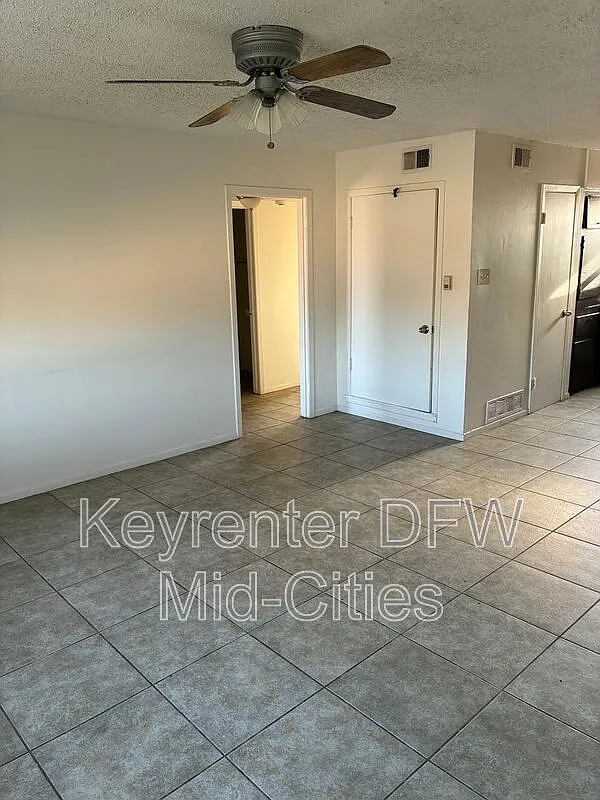 2 bed, 1.0 bath, 900 sqft, $1,050 — Photo 2