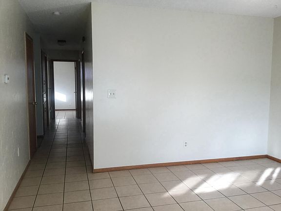 3rd image of 821 Spruce Dr