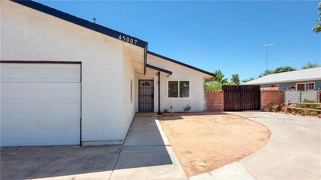 4 bed, 1023 sqft, $4,600 — Photo 3