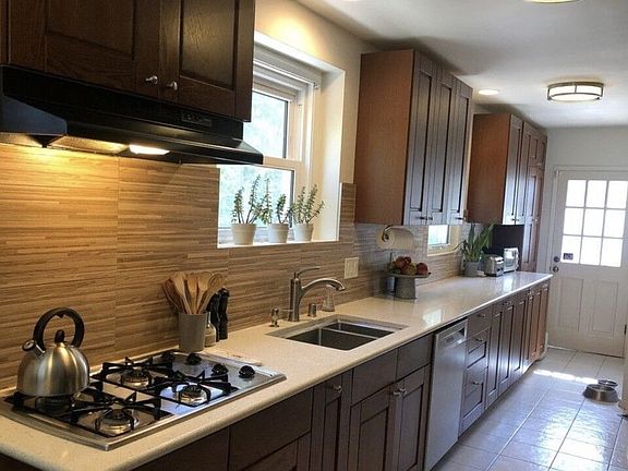 5th image of 133 N Bowling Green Way