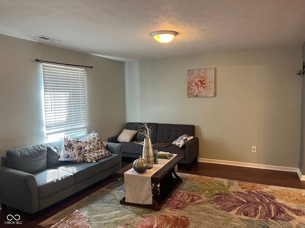 5 bed, 4.0 bath, 3200 sqft, $2,400 — Photo 4