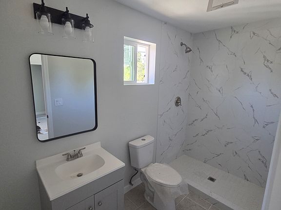 4th image of 1126 E Grand Ave #1
