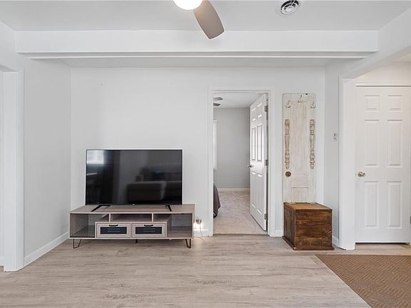 5th image of 1415 Willow Ave