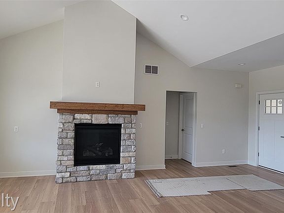 4th image of 2878 Clivedon Rd