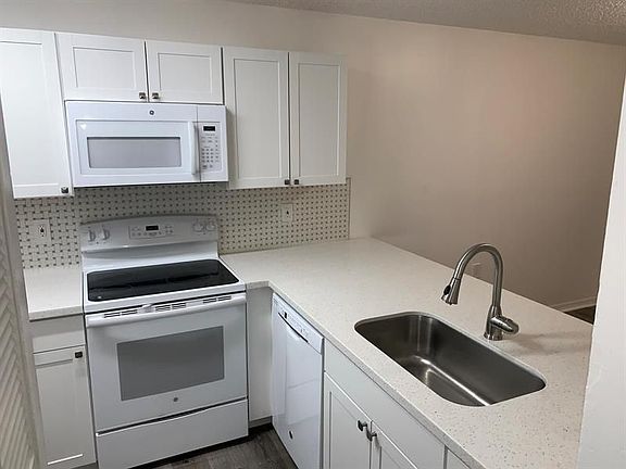 2nd image of 18204 Glenmoor Dr