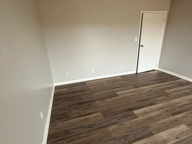 206 Cloverleaf Dr — Photo 2