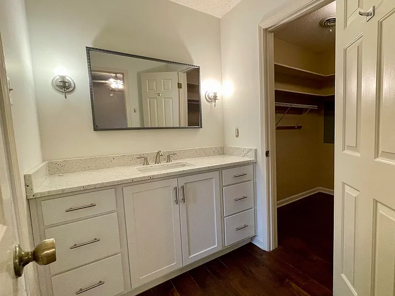2420 Stratfield Dr — Photo 11