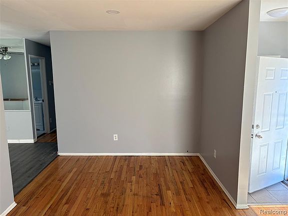 4th image of 1510 S River Park Dr
