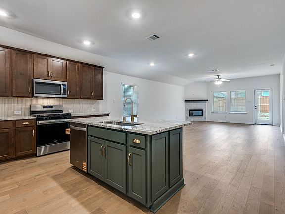5th image of 313 Thorn Creek Dr
