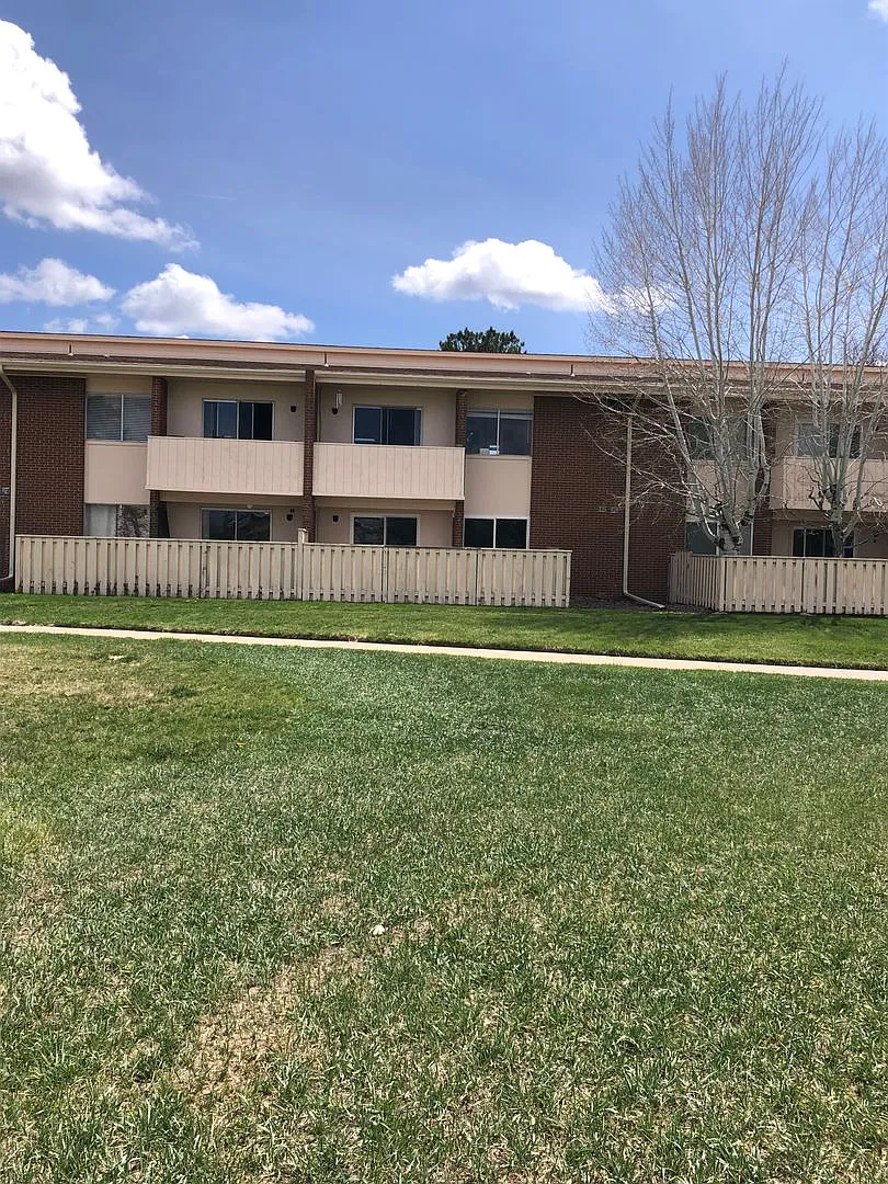 Charming 1 Bedroom with Patio and Reserved Parking in Gunbarrel — Photo 2