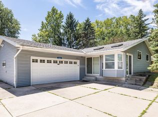 3974 Woodview Dr, Vadnais Heights, MN 55127