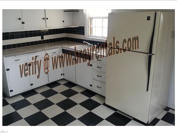 885 Hall Ave. kitchen