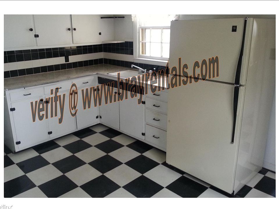 885 Hall Ave. kitchen