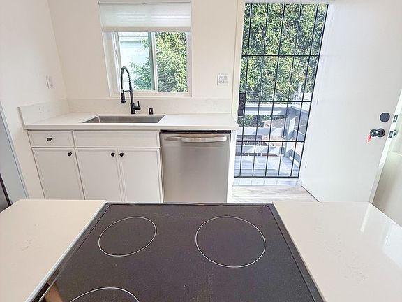 4th image of 4211-4219 Jewell St #4211