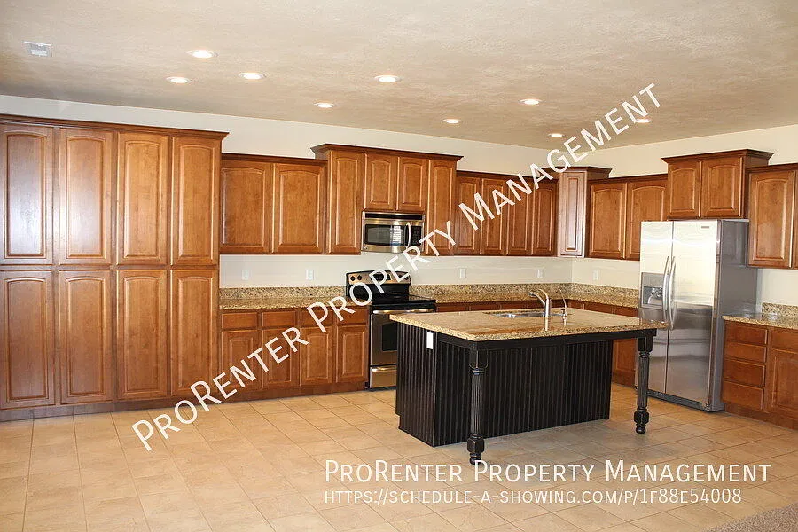 Spacious 3 Bed, 2 Bath Foxboro North Home — Photo 3