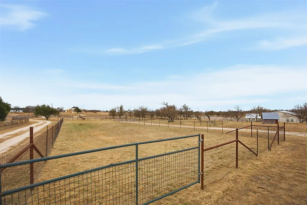 4 bed, 2.5 bath, 1750 sqft, $3,800 — Photo 3