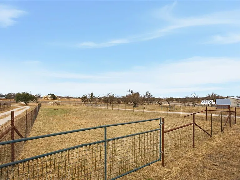 610 Eastview Dr — Photo 3