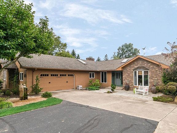 2nd image of 161 Orchard View Dr NE
