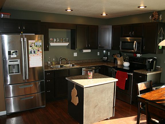 3rd image of 441 Morse St