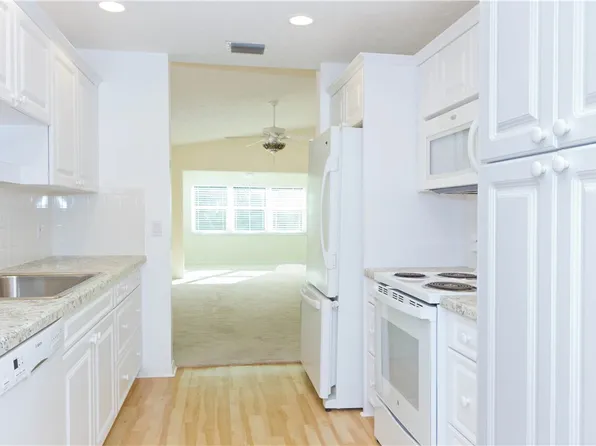 700 Lake Orchid Cir APT 208, Vero Beach, FL 32962