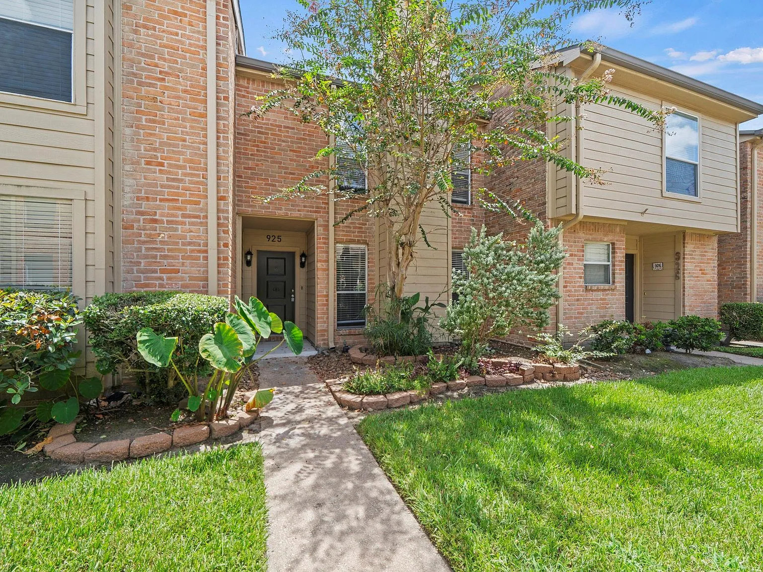 2 bed, 2.5 bath, 1307 sqft, $2,400 — Photo 1