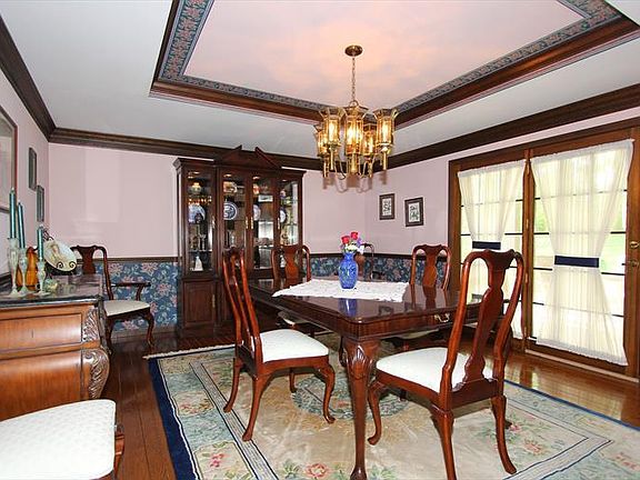 3rd image of 6194 Squirrelwoods Ln