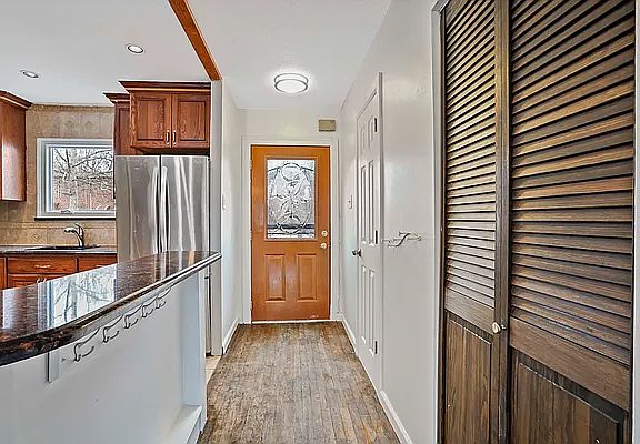 3rd image of 537 Essex St