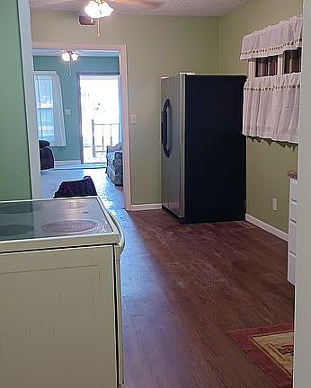 4th image of 209 W Grand Ave