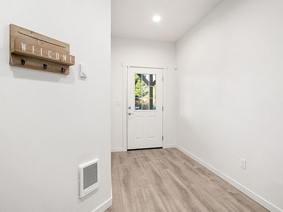3rd image of 1668 Kingsley Ave
