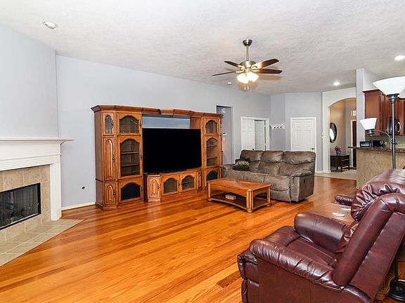 3rd image of 4804 Lakefront Terrace Ct