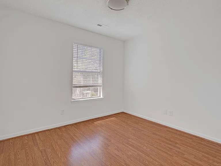 453 Waverly Pl — Photo 16