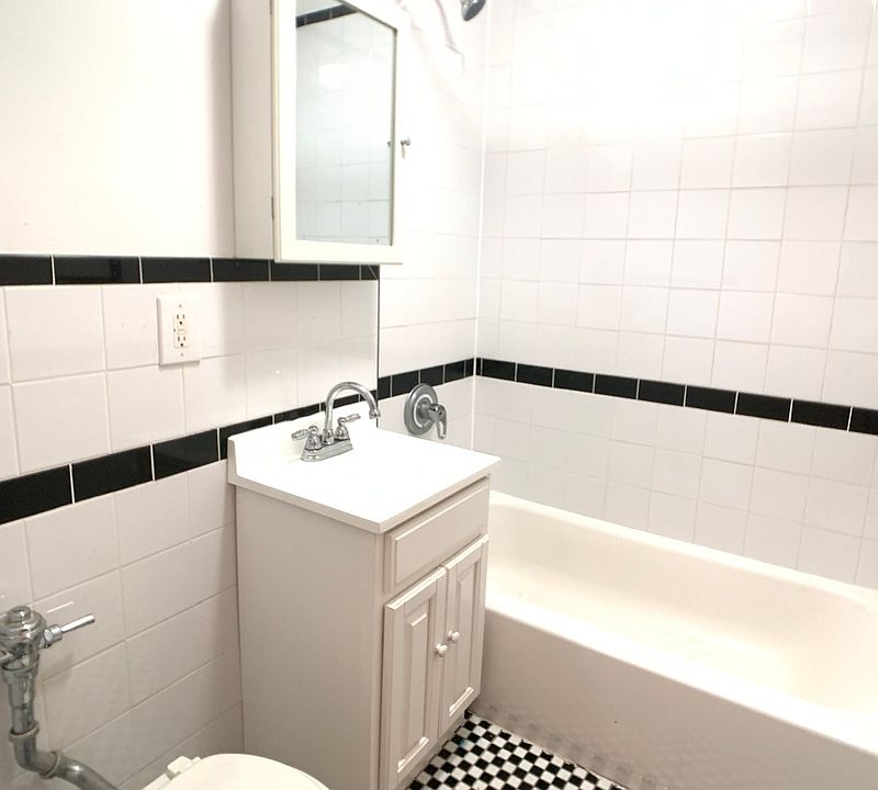 2nd image of 400 E 21st St #5HH